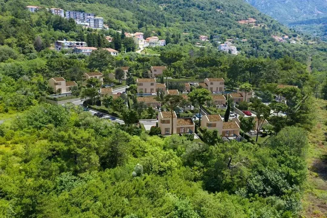 Современные виллы среди зелени рядом с Порто Монтенегро — фото 6