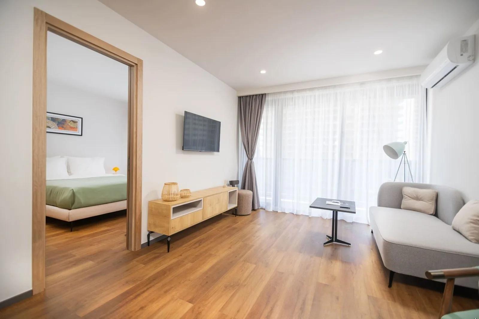 Действующий апарт-отель Holiday Inn и жилая башня в 500 метрах от моря — фото 8