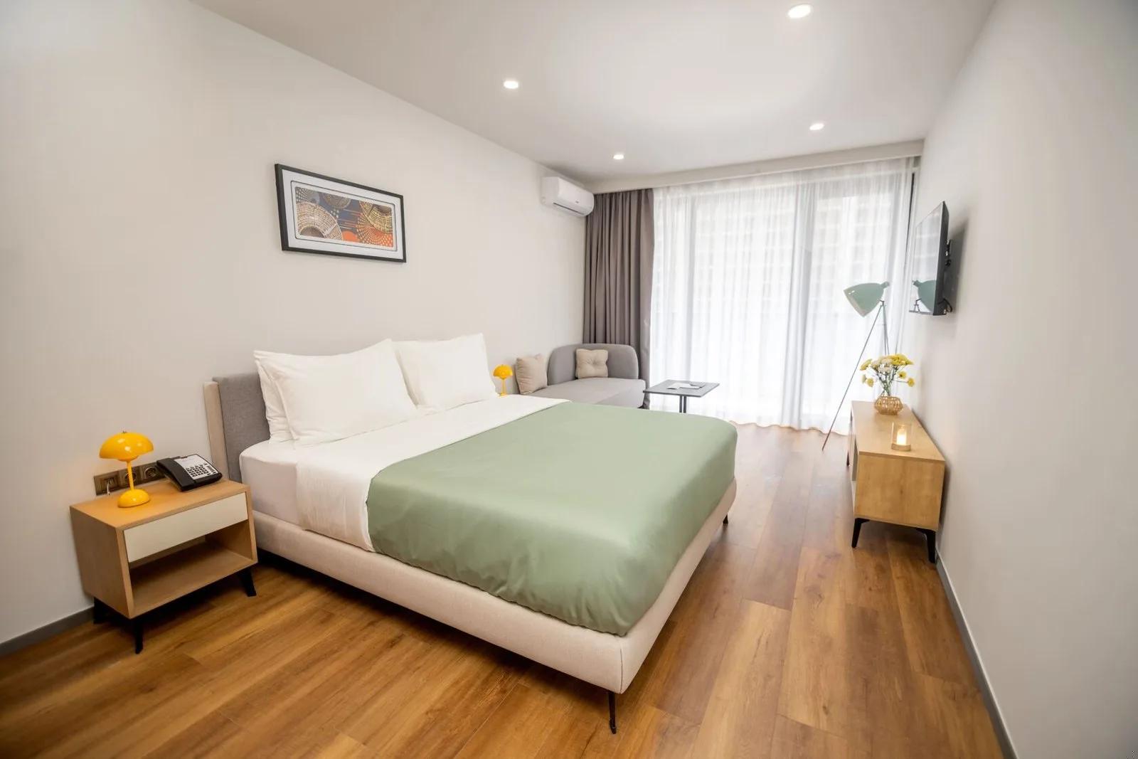 Действующий апарт-отель Holiday Inn и жилая башня в 500 метрах от моря — фото 9